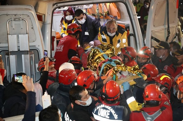 Nữ sinh 14 tuổi sống sót kỳ diệu, sau 58 giờ nằm dưới đống đổ nát do động đất 7 độ Richter ảnh 1