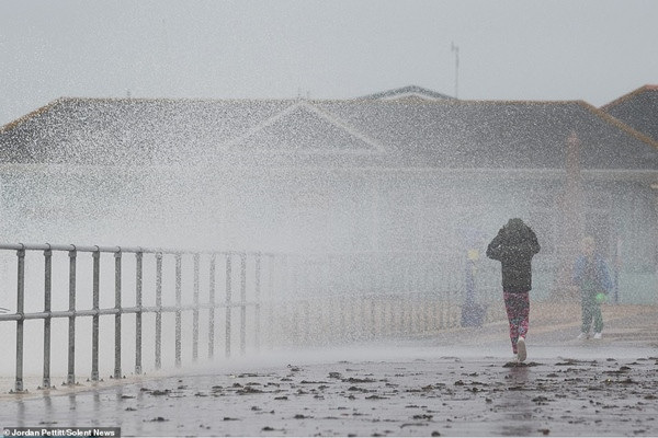 Giữa trời mưa bão, cặp đôi chạy ra ngoài chụp selfie sống ảo khiến cư dân mạng ngán ngẩm ảnh 2