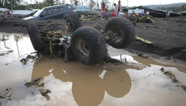 Xe cộ bị vùi dập trong bùn đất, nước ngập sau khi siêu bão Goni đi qua Philippines. Ảnh: Republic World/ AP. Clip: Philippines công bố hình ảnh thành phố bị bão Goni tàn phá, ai thấy cũng đau lòng ảnh 1