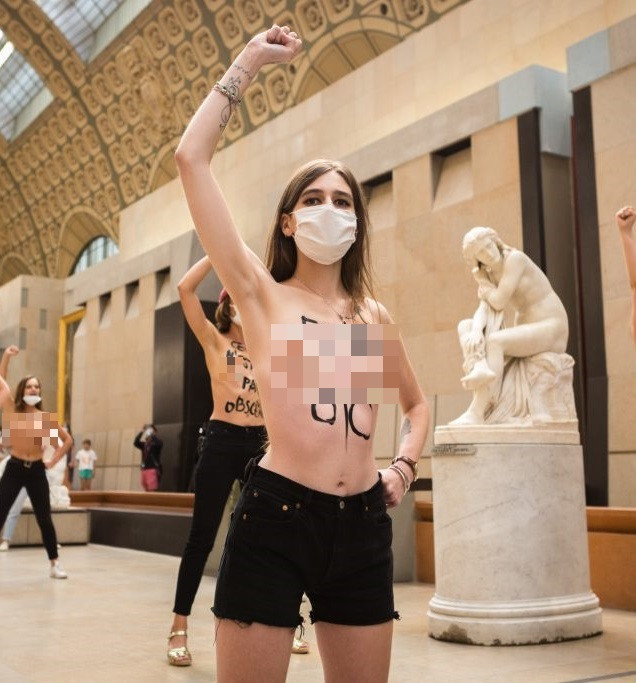 Sau vụ sinh viên bị cấm cửa vì hở hang, nhiều người không mặc áo tới bảo tàng phản đối ảnh 2