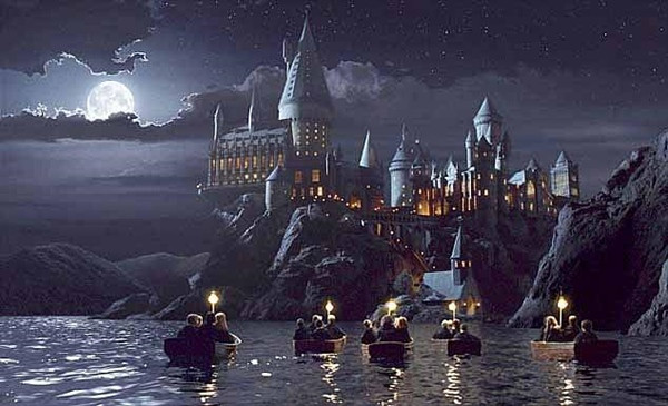 Nóng trên mạng: Trường Hogwarts của Harry Potter lơ lửng trên bầu trời Trung Quốc? ảnh 3