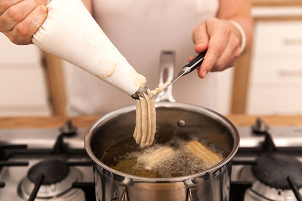 Disney chia sẻ cách làm bánh quẩy churro nổi tiếng: Làm dễ, ăn ngon, quên bim bim được rồi ảnh 3