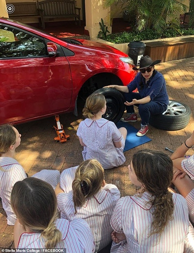 Môn học đặc biệt dành cho nữ sinh ở một trường trung học, học sinh nào cũng muốn được dạy ảnh 2