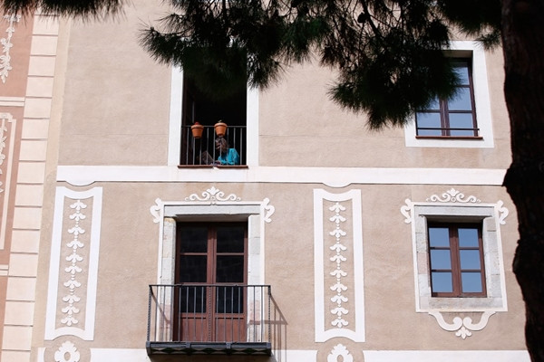 Hàng xóm thời cách ly: Happy Quarantine! Rót rượu cho nhau từ trên hai tầng gác! ảnh 1