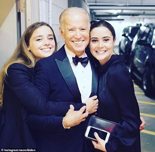 Finnegan (trái) chụp ảnh với ông của cô (Joe Biden) và chị Naomi. “Vũ khí bí mật” của ông Joe Biden trong kỳ bầu cử 2020: Cô sinh viên xinh đẹp này là ai? ảnh 3