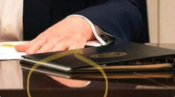 Tổng thống Trump bị trêu “sống ảo” vì ảnh làm việc trong viện, hóa ra chỉ ký giấy trắng ảnh 4