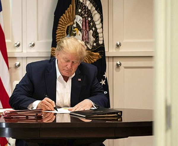 Tổng thống Trump bị trêu “sống ảo” vì ảnh làm việc trong viện, hóa ra chỉ ký giấy trắng ảnh 1