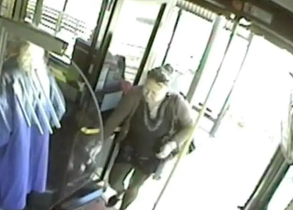 Úc: Đang đi xe buýt, học sinh nữ bất ngờ bị một hành khách ngồi sau châm lửa đốt tóc ảnh 1