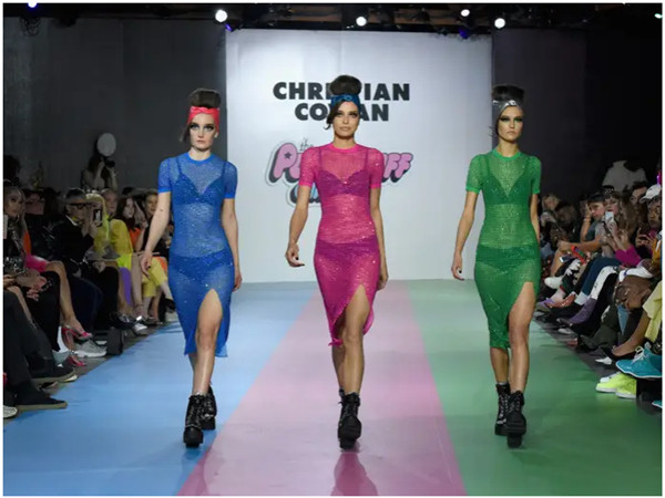 Một thành viên nhà Kardashian bị tố đăng bán chiếc váy mà nhà thiết kế cho mượn ảnh 3