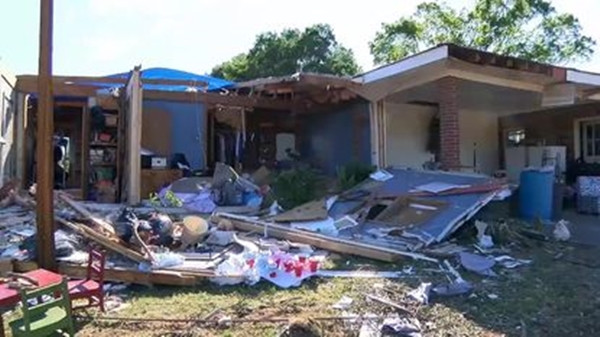 Bằng tốt nghiệp bị bão cuốn đi hàng chục cây số, người nhặt được lại chính là… bạn mình! ảnh 1