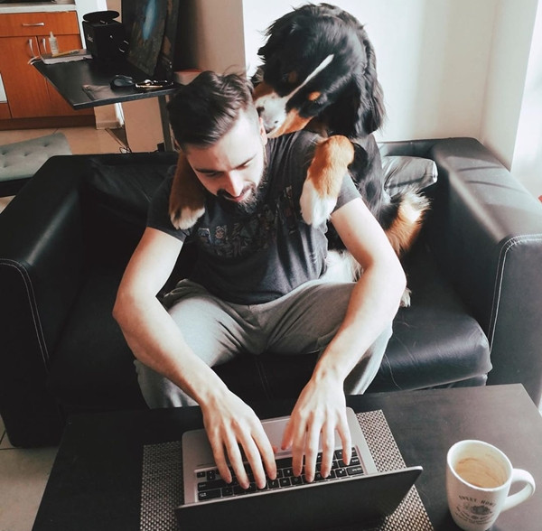 Tha hồ cười: Cộng đồng mạng chia sẻ ảnh học và làm việc ở nhà với thú cưng thời cách ly ảnh 1