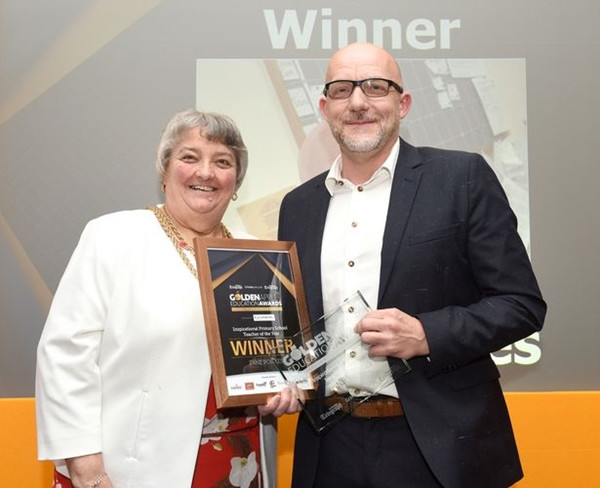 Thầy giáo đi bộ 8km mỗi ngày để đem thức ăn tới cho học sinh ở nhà cách ly ảnh 4