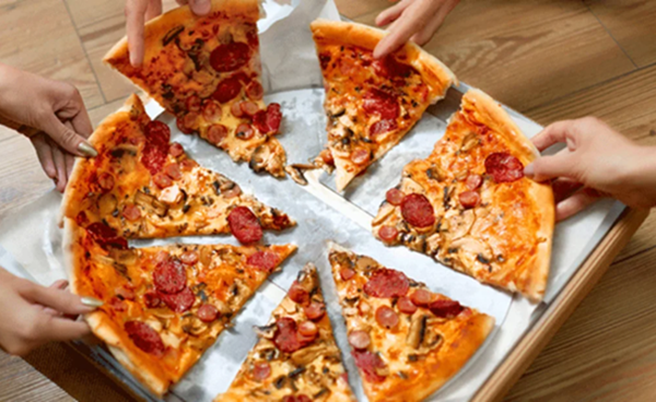 Ở nhà đặt bánh pizza, tại sao bạn nên nhớ dặn tiệm bánh “để nguyên không cắt”? ảnh 1