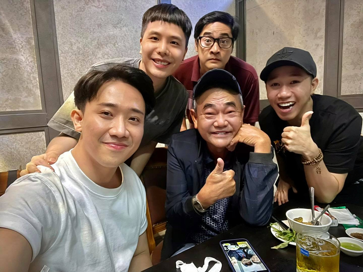 Bị nghi ‘cà khịa’ Cát Phượng khi đăng ảnh chụp với NSND Việt Anh, Trấn Thành nói gì? ảnh 1