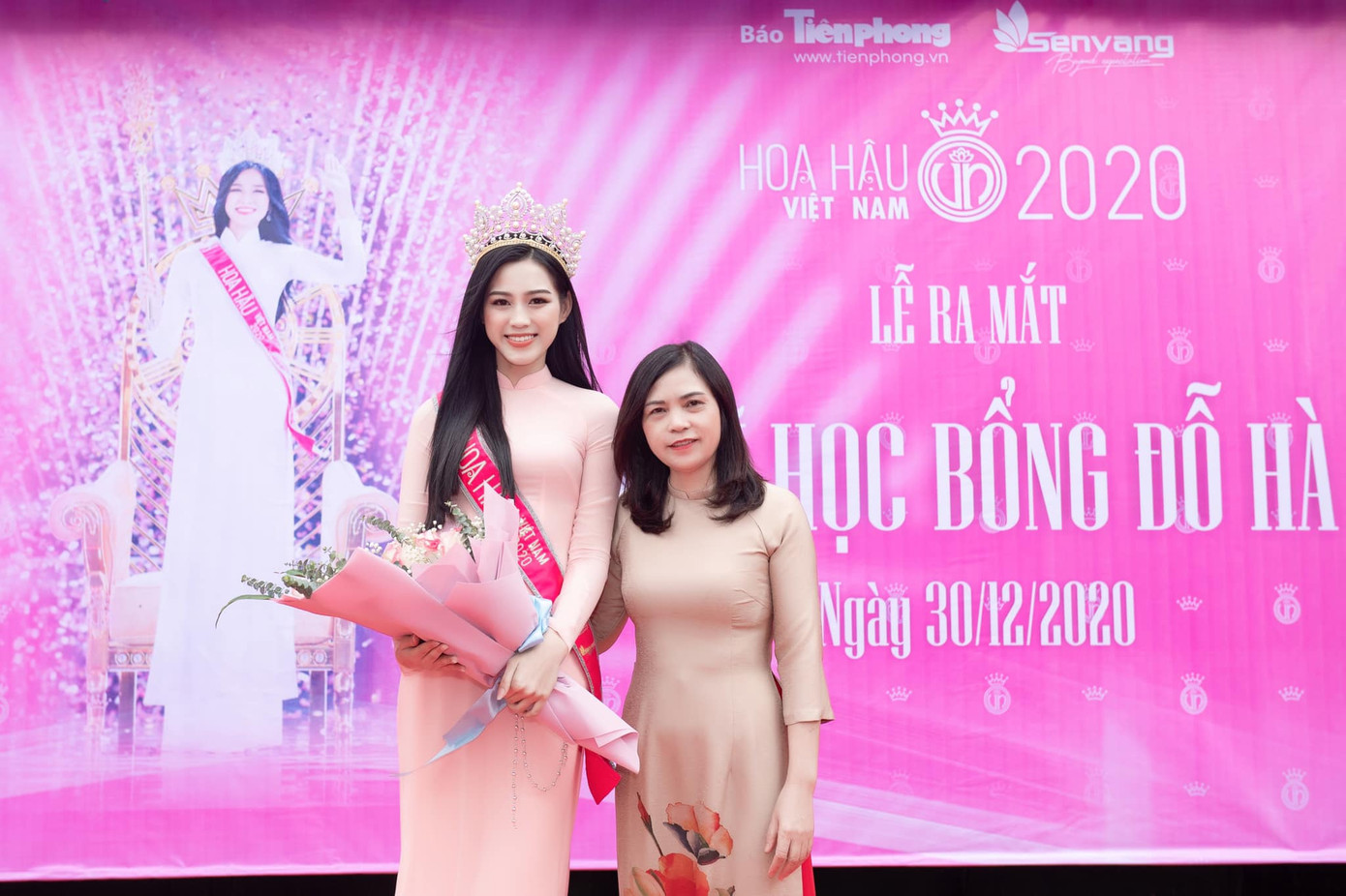 Hoa hậu Đỗ Thị Hà xúc động khi trở lại trường cấp 3 ở Hậu Lộc ảnh 4