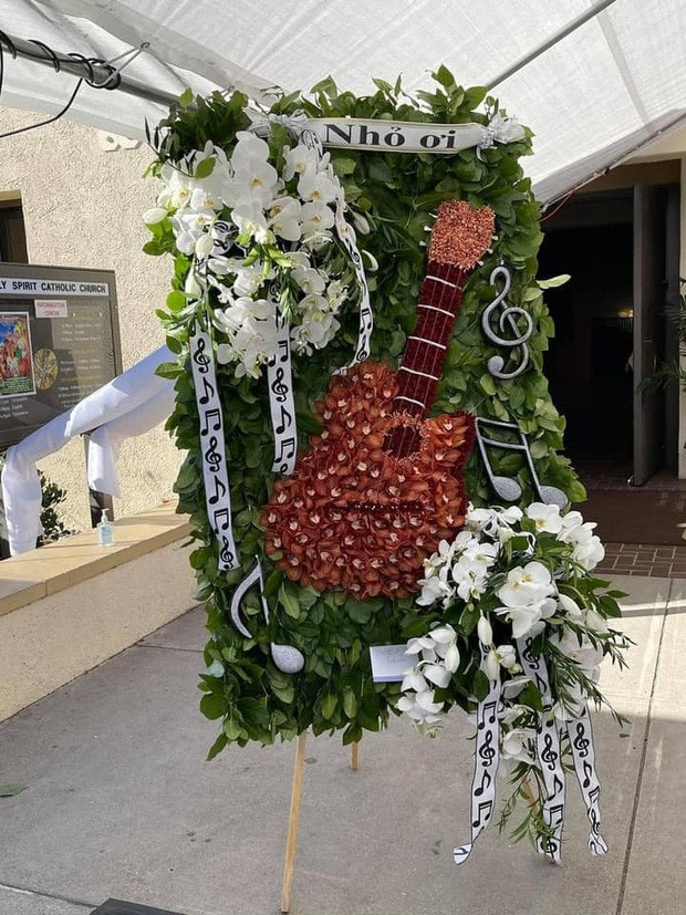 Showbiz 20/12: Ca sĩ tỷ phú Hà Phương viếng tặng gần 2 tỷ đồng ở đám tang nghệ sĩ Chí Tài ảnh 3