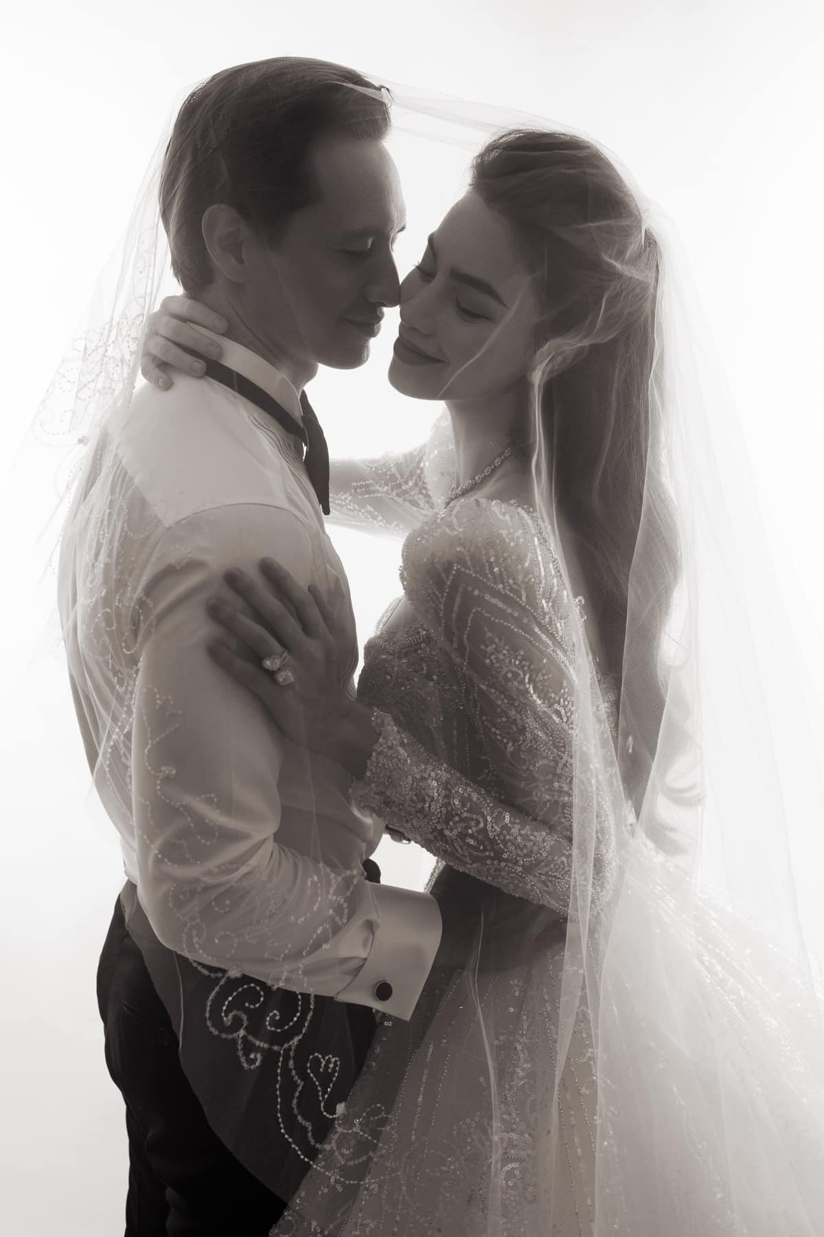 Hồ Ngọc Hà tung ảnh cưới với Kim Lý: Khi nào chính thức lên xe hoa? ảnh 2