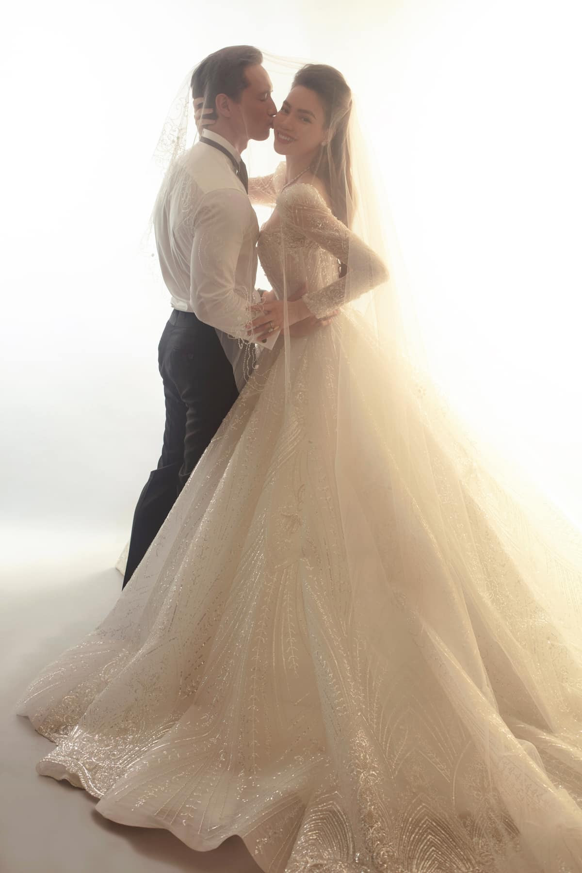 Hồ Ngọc Hà tung ảnh cưới với Kim Lý: Khi nào chính thức lên xe hoa? ảnh 3