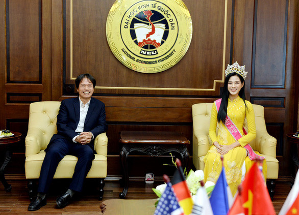 Thực hư về bức ảnh hoa hậu Đỗ Thị Hà ‘thất lễ’, hiệu trưởng ‘khúm núm’ ảnh 1