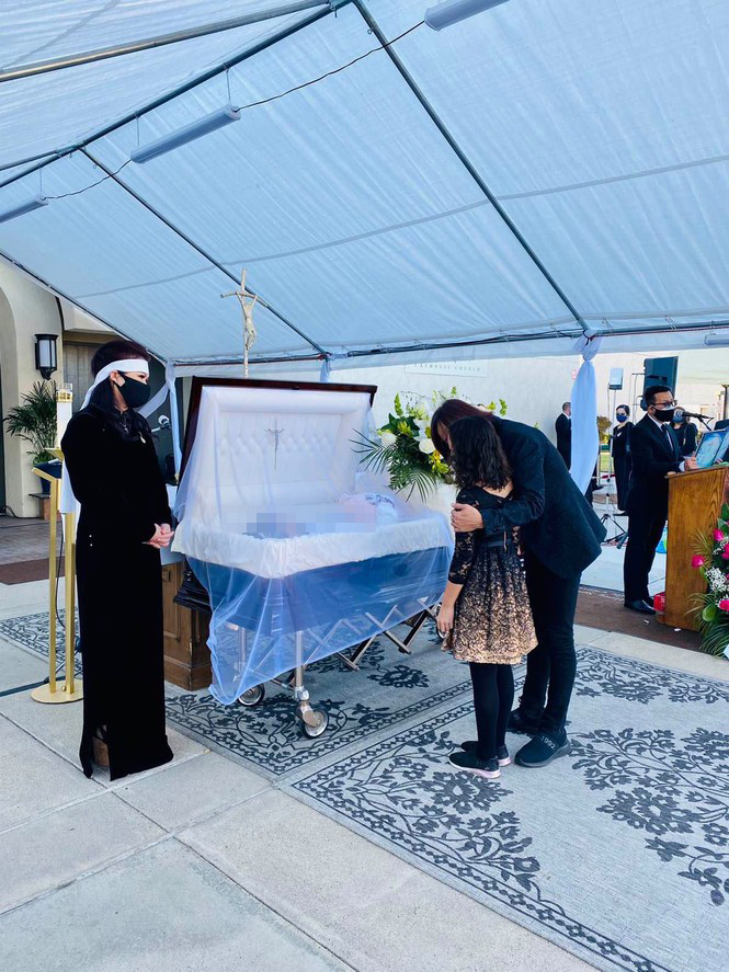 Việt Hương bật khóc khi thấy hình ảnh con gái đứng trước linh cữu nghệ sĩ Chí Tài ở Mỹ ảnh 1