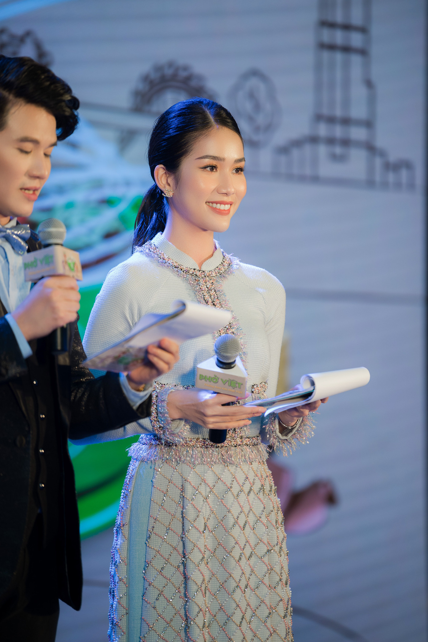 Á hậu Phương Anh lần đầu làm MC ‘bắn’ song ngữ Anh - Pháp cực đỉnh ảnh 3