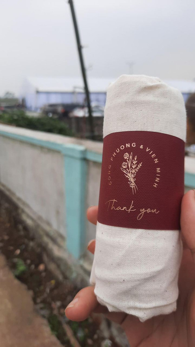 Showbiz 3/12: Hé lộ quà Công Phượng tặng khách mời trong đám cưới ở quê ảnh 1