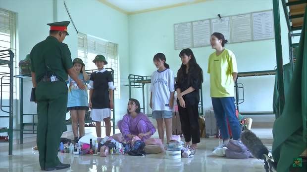 Showbiz 8/12: Hồng Đăng tiết lộ con gái phản ứng rất dữ dội khi thấy ba thân mật bạn diễn ảnh 4