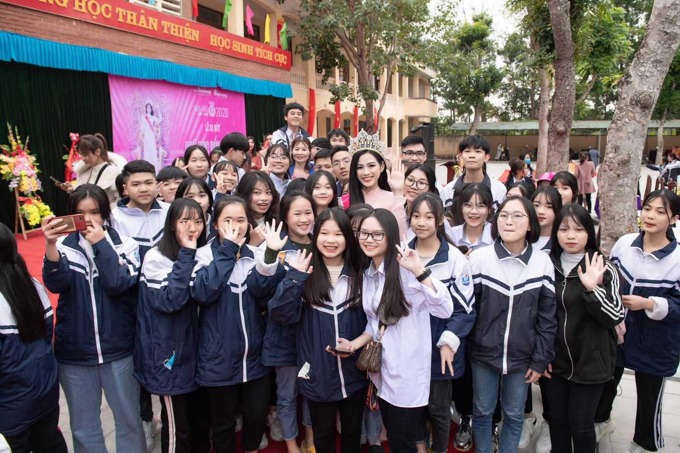 Hoa hậu Đỗ Thị Hà xúc động khi trở lại trường cấp 3 ở Hậu Lộc ảnh 3