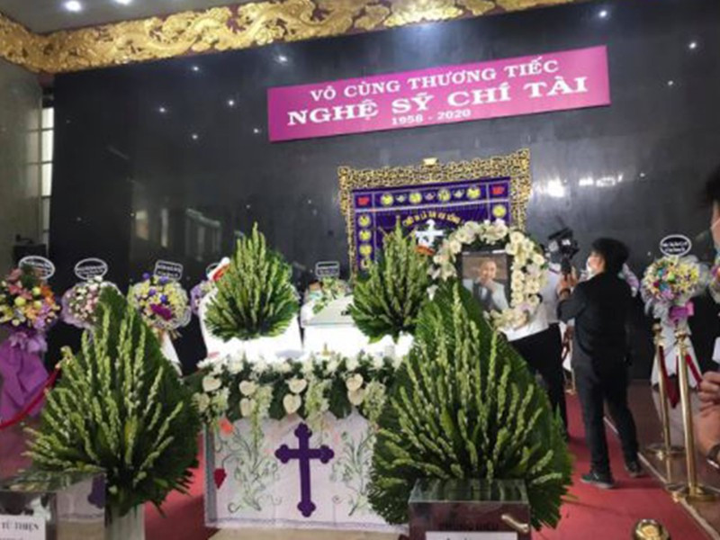 Showbiz 12/12: Rớt nước mắt trước câu nói của NSƯT Hoài Linh trong tang lễ nghệ sĩ Chí Tài ảnh 1