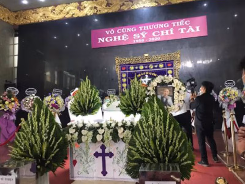 Showbiz 12/12: Rớt nước mắt trước câu nói của NSƯT Hoài Linh trong tang lễ nghệ sĩ Chí Tài ảnh 1