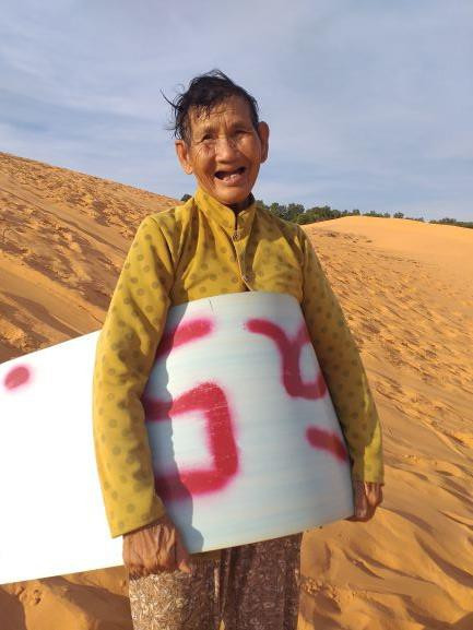 Showbiz 8/12: Hồng Đăng tiết lộ con gái phản ứng rất dữ dội khi thấy ba thân mật bạn diễn ảnh 1