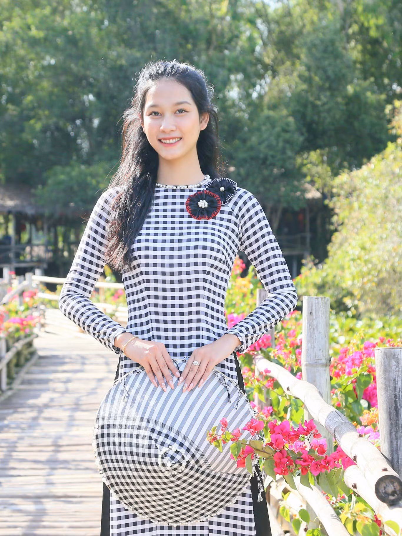 Gặp lại cô gái từng giành giải nhì bắn súng AK Tường Vy - Người đẹp Áo dài HHVN 2020 ảnh 4