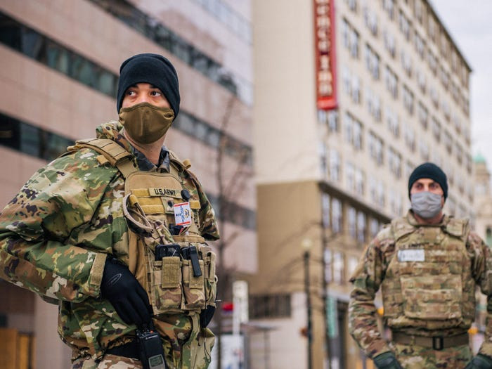 Washington trước lễ nhậm chức: Hàng rào sừng sững như pháo đài, xe Humvee lượn khắp phố ảnh 11