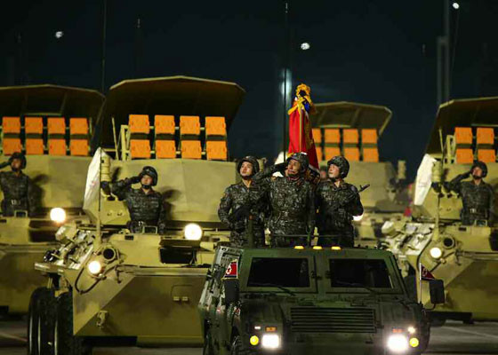 Triều Tiên duyệt binh hậu đại hội đảng, ra mắt tên lửa tàu ngầm mới ảnh 17