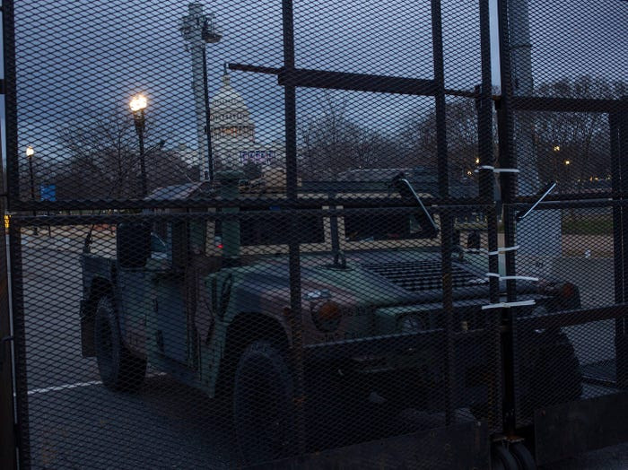 Washington trước lễ nhậm chức: Hàng rào sừng sững như pháo đài, xe Humvee lượn khắp phố ảnh 8