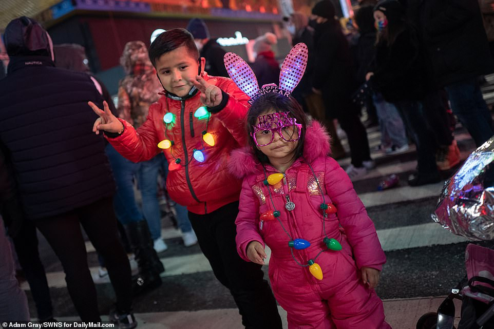 Giao thừa lặng lẽ ở Quảng trường Thời đại ảnh 32