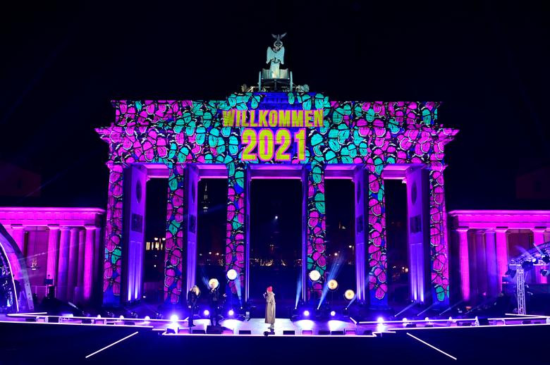 Giao thừa lặng lẽ ở Quảng trường Thời đại ảnh 20