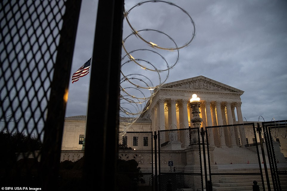 Washington trước lễ nhậm chức: Hàng rào sừng sững như pháo đài, xe Humvee lượn khắp phố ảnh 1