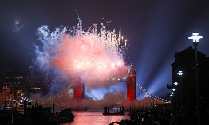 Giao thừa lặng lẽ ở Quảng trường Thời đại ảnh 24