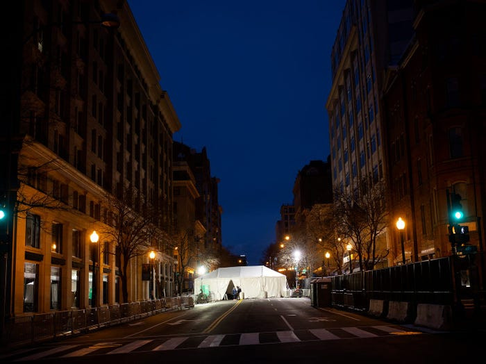 Washington trước lễ nhậm chức: Hàng rào sừng sững như pháo đài, xe Humvee lượn khắp phố ảnh 12