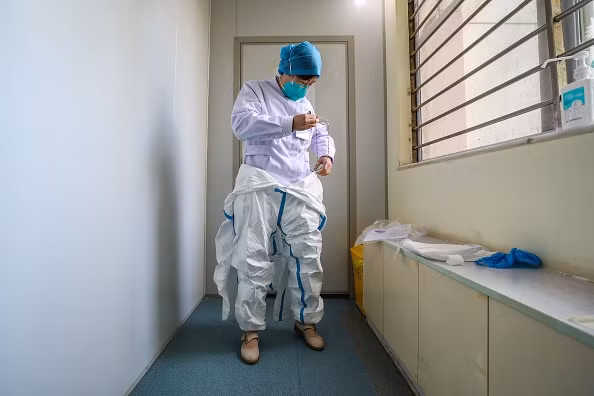 Cách ly tất cả người nghi nhiễm coronavirus ở Vũ Hán, Không quân TQ điều máy bay ảnh 1