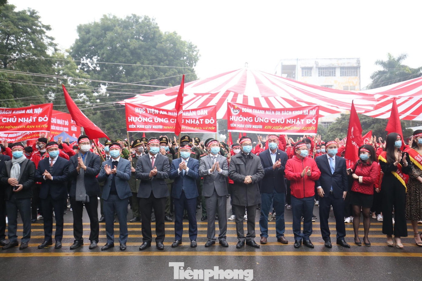 Sôi nổi diễu hành hưởng ứng ngày hội Chủ nhật Đỏ lần thứ XIII ảnh 2