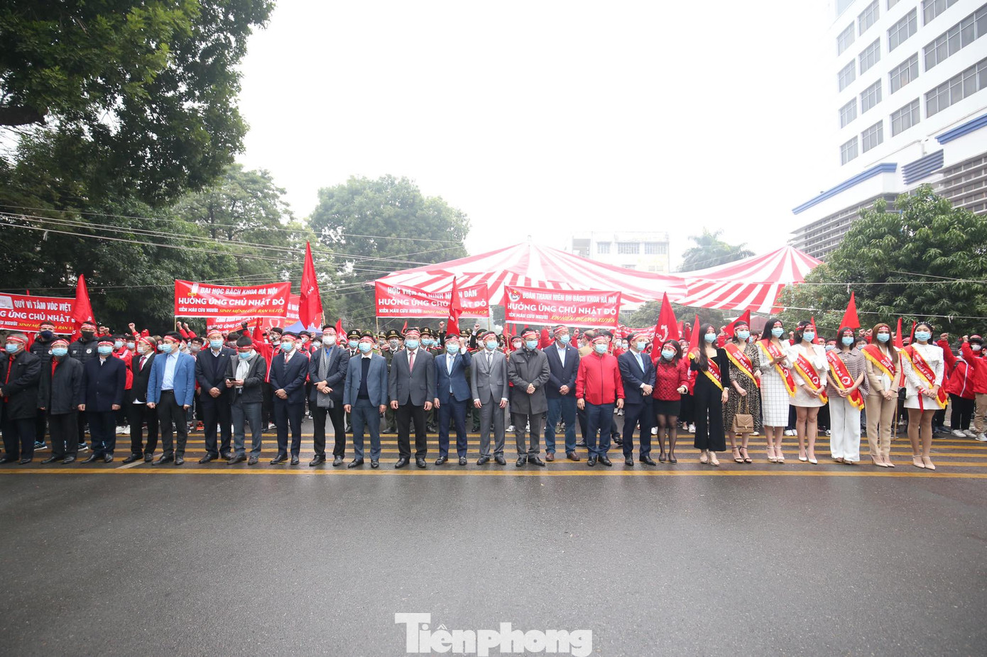 Sôi nổi diễu hành hưởng ứng ngày hội Chủ nhật Đỏ lần thứ XIII ảnh 1
