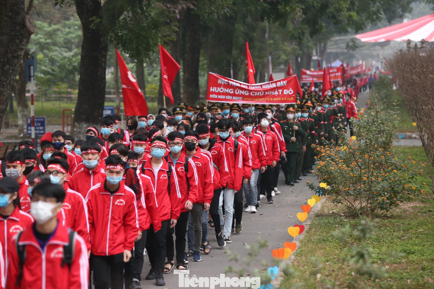 Sôi nổi diễu hành hưởng ứng ngày hội Chủ nhật Đỏ lần thứ XIII ảnh 7