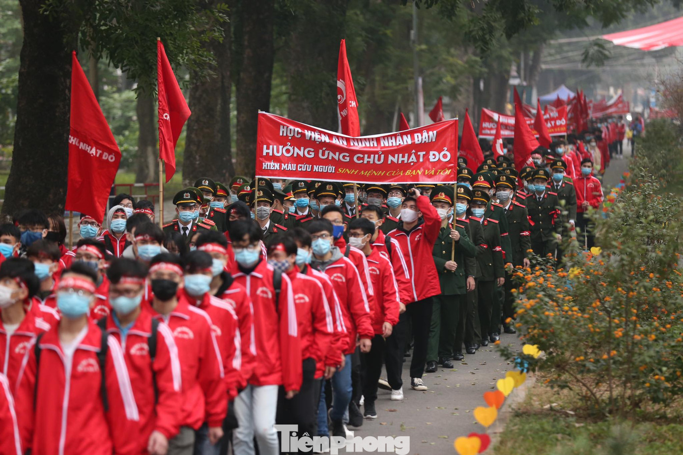 Sôi nổi diễu hành hưởng ứng ngày hội Chủ nhật Đỏ lần thứ XIII ảnh 8