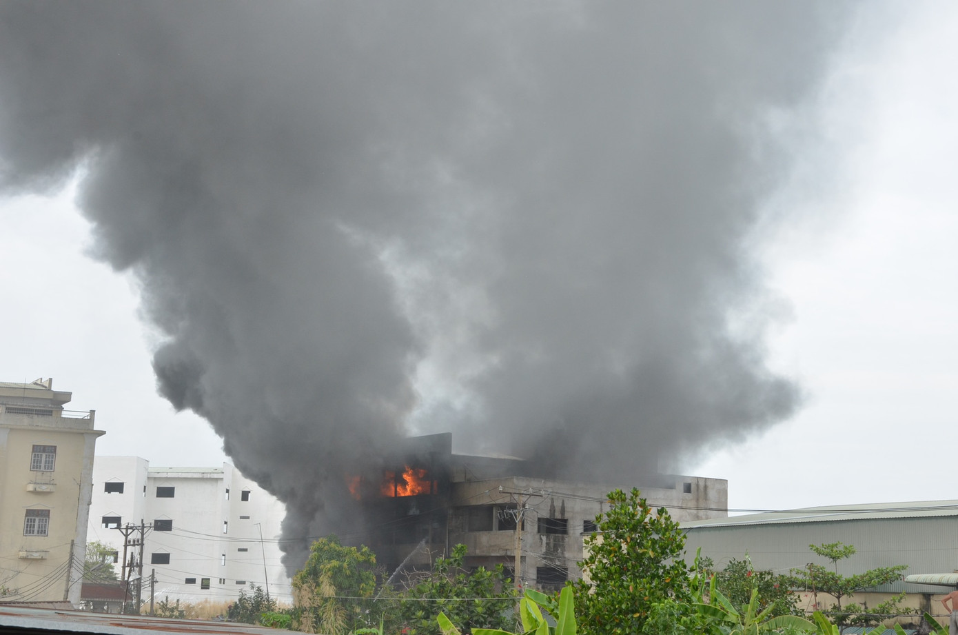 NÓNG: Hàng trăm người đang dập đám cháy kinh hoàng ở Sài Gòn ảnh 1