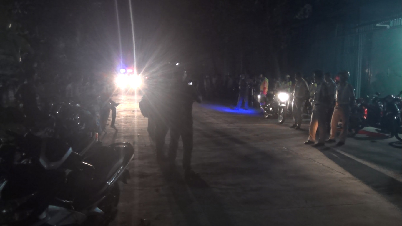 Khu nhà xưởng ở Sài Gòn cháy ngùn ngụt trong đêm: Trăm người lao vào dập lửa ảnh 1