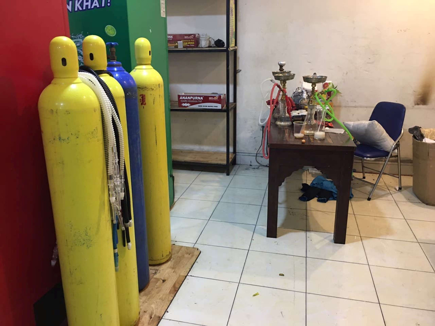 Công an đột kích quán bar nổi tiếng Sài Gòn, hàng trăm dân chơi tháo chạy ảnh 2