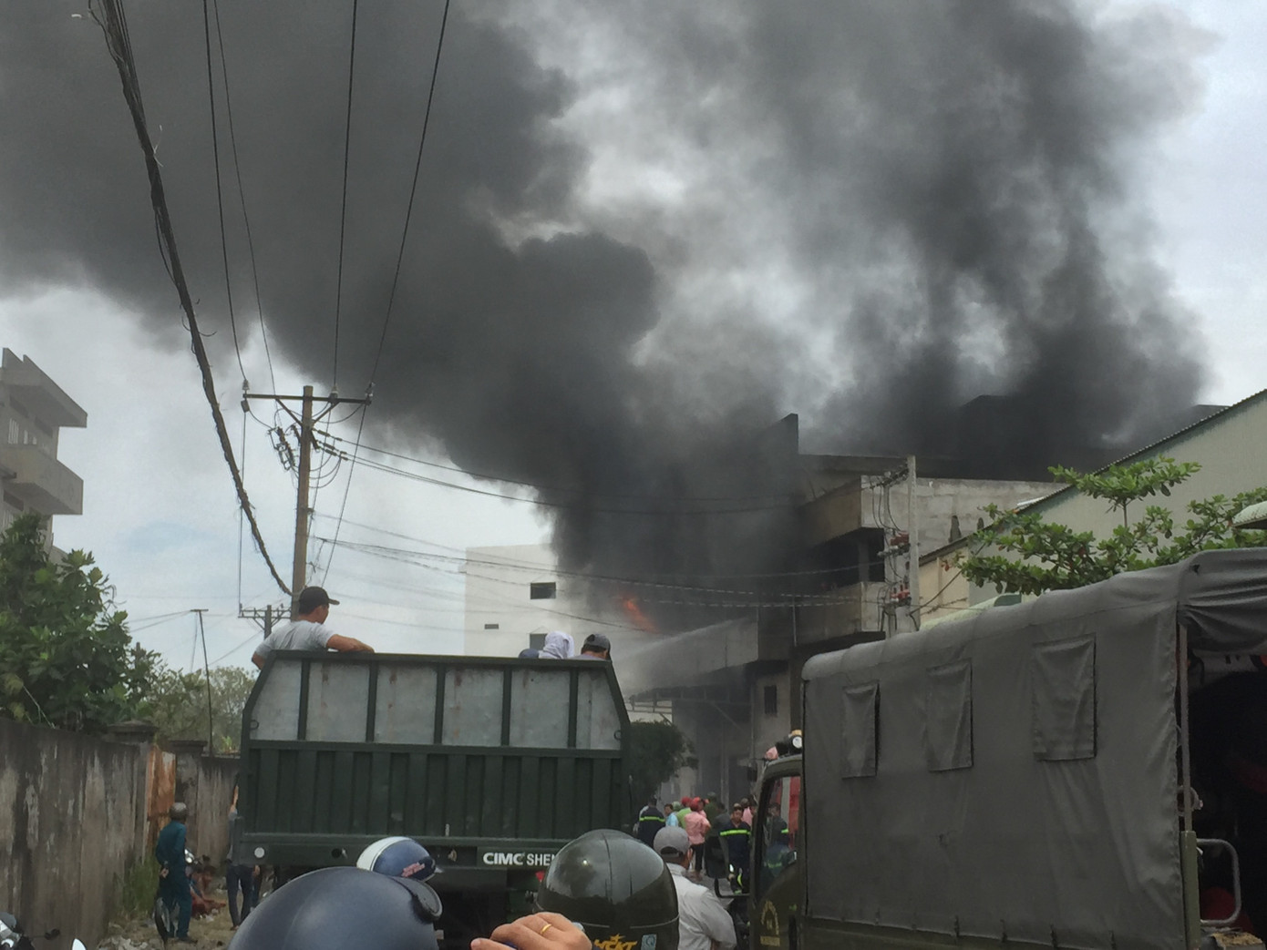 NÓNG: Hàng trăm người đang dập đám cháy kinh hoàng ở Sài Gòn ảnh 2