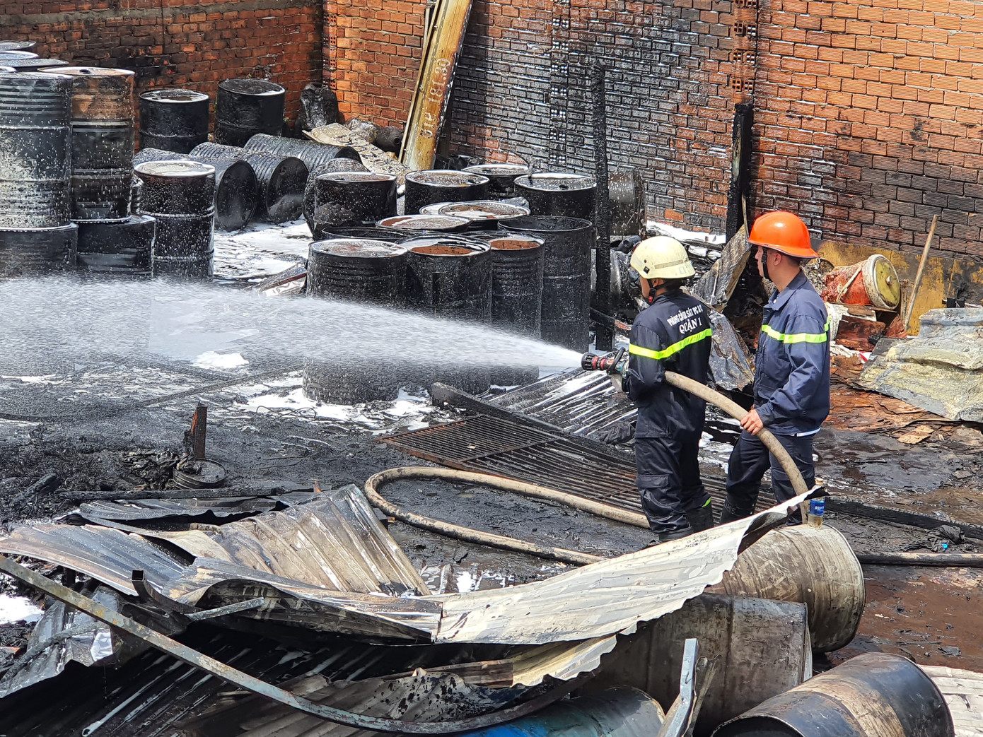 Khu dân cư náo loại vì kho nhớt cháy nổ đùng đùng ảnh 2